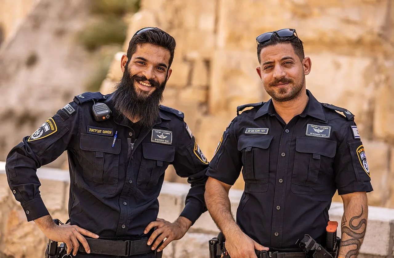 File:Two Israeli police officers smile for the camera.jpg