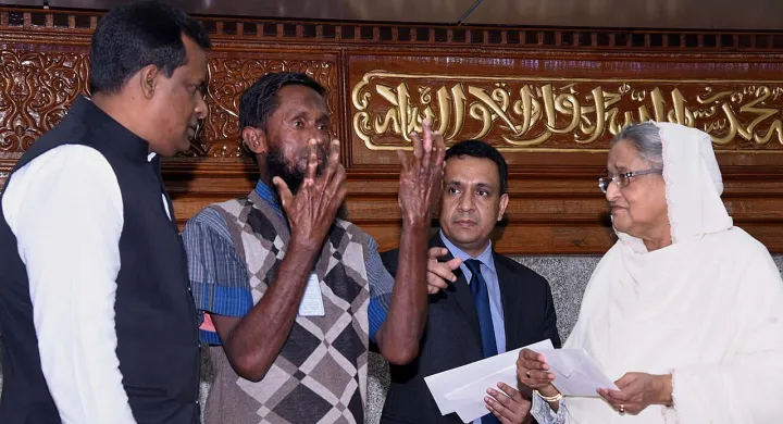 Prime Minister Sheikh Hasina hands over grants to families affected by petrol bomb and militant attacks 2017-11-27 (PID-0046923)
