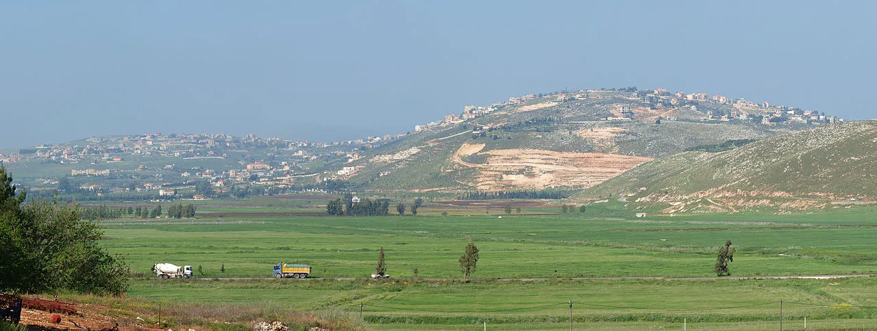 Israeli forces capture the Beaufort medieval castle in Nabatieh Governorate , Lebanon , during a ground offensive despite a temporary ceasefire .