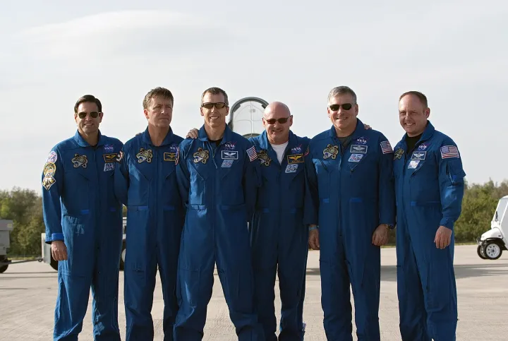 STS-134 crew begins dress rehearsal