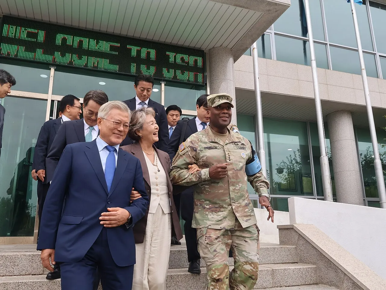 File:Former South Korean President visits Korean DMZ to commemorate diplomacy with North Korea (9328426).jpg