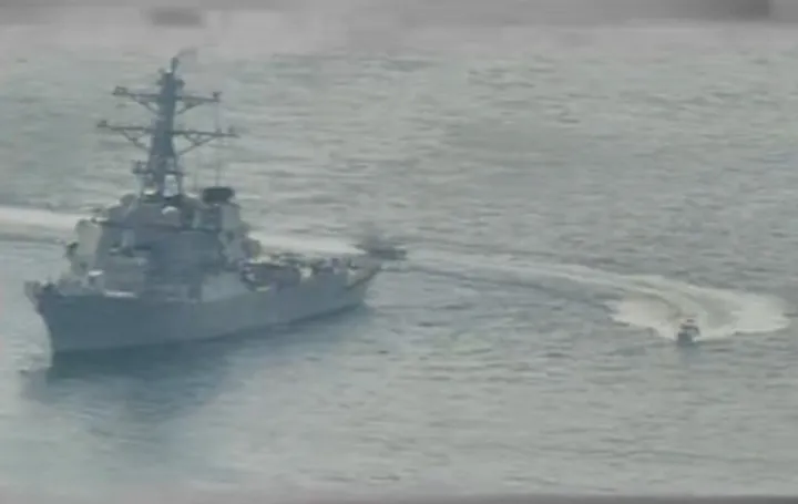 Iranian IRGC speedboats approaching US Navy vessels on 15 April 2020 (10)