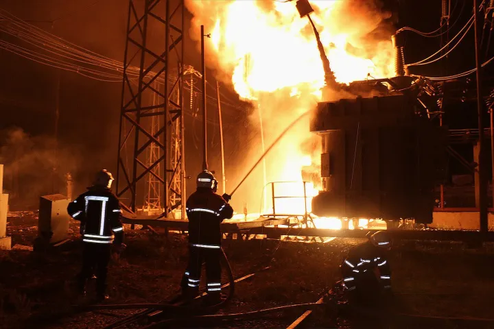 Fire at an energy infrastructure facility after Russian shelling, 2022-09-11 (01)