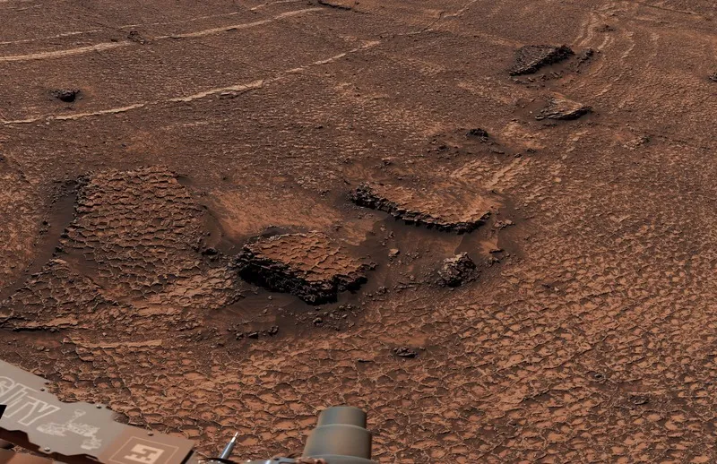 Close-up of honeycomb polygonal fractures on Mars photographed by Curiosity in Valle Grande (PIA26729 Fig. A)