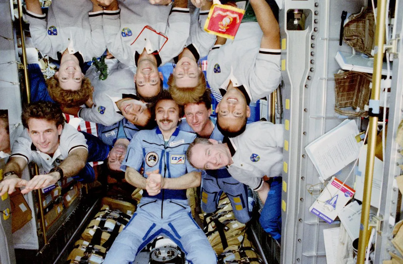 Final crew portrait of STS-84 and Mir 23 crew in the Spacehab