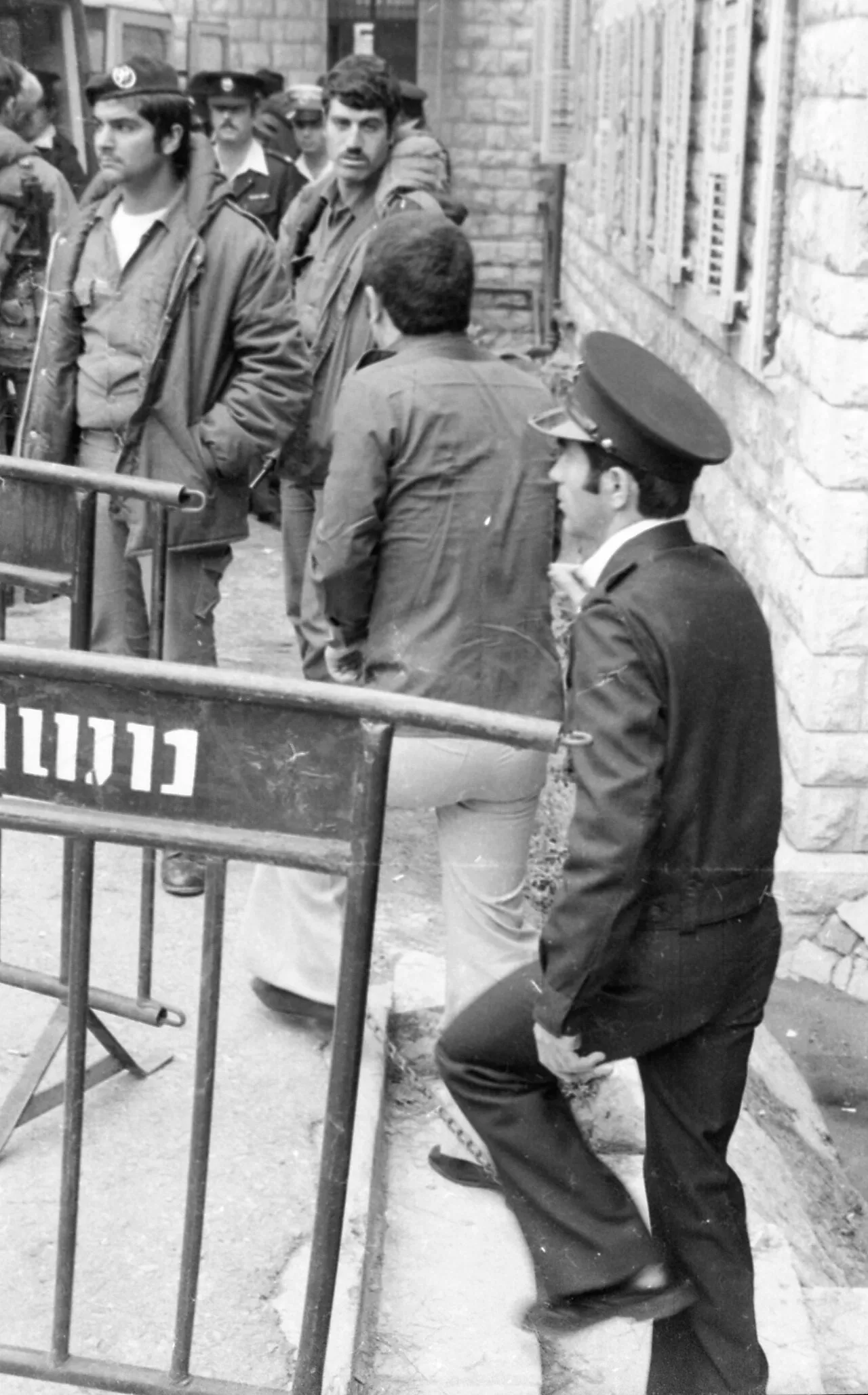 File:16 men accused of murder by the Safed court went wild in court. They were handcuffed and arrested (FL62469087).jpg