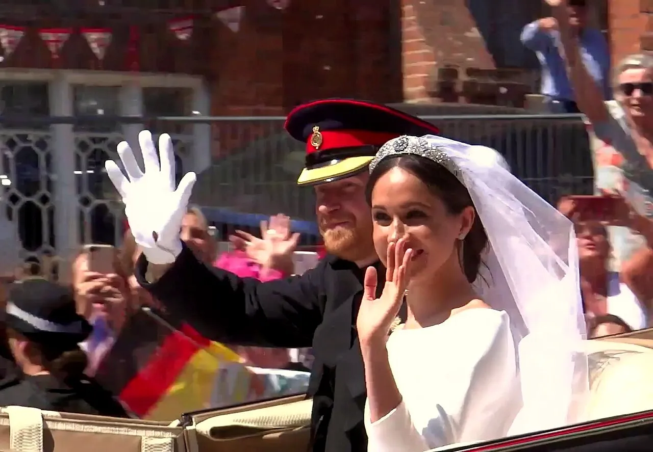 File:Prince Harry and Meghan’s carriage procession through streets of Windsor 05.jpg