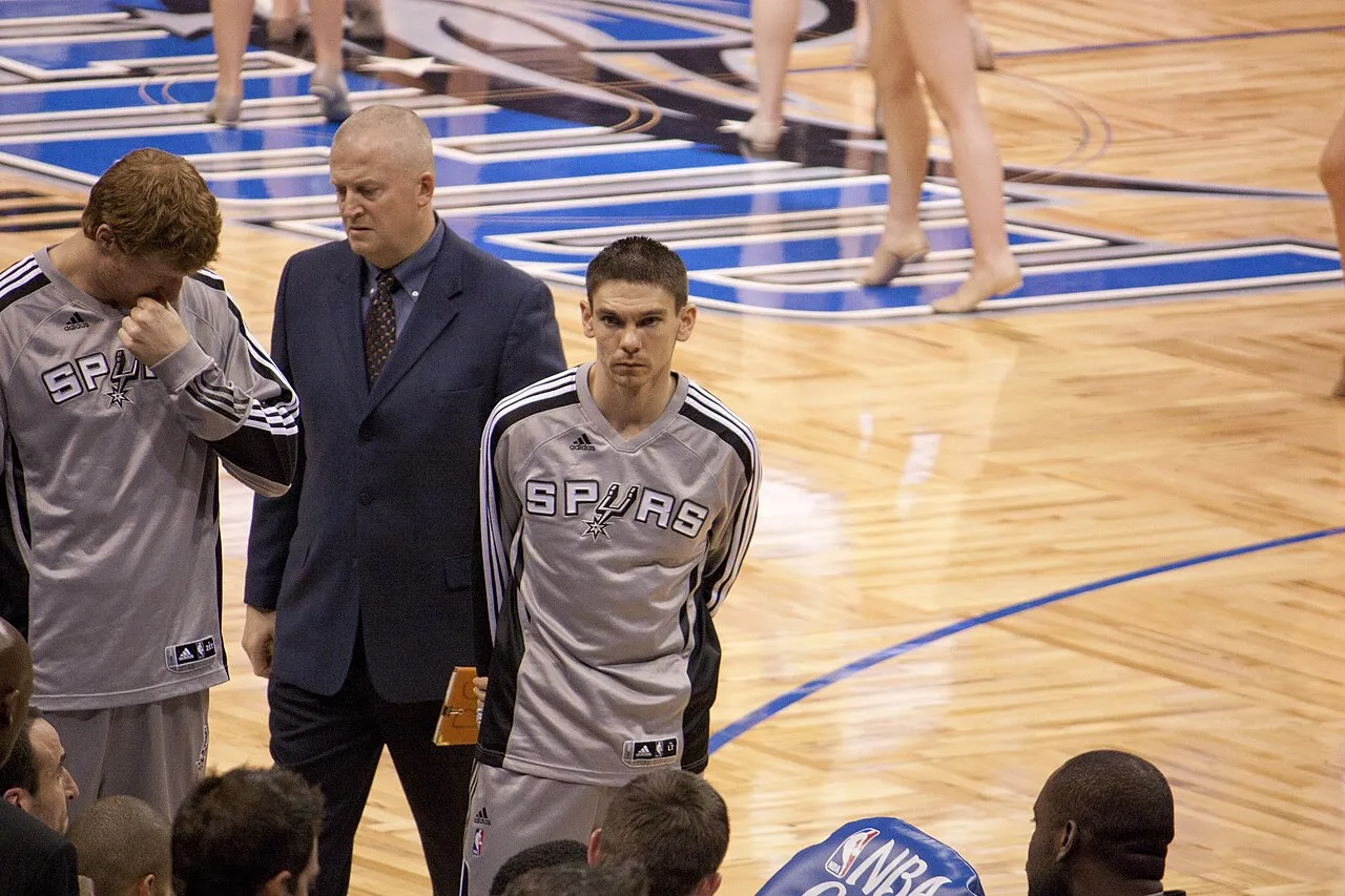 File:Chris Quinn at bench area Spurs-Magic072.jpg