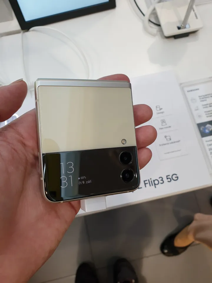 Samsung Galaxy Z Flip3 5G 001 (51542024598)