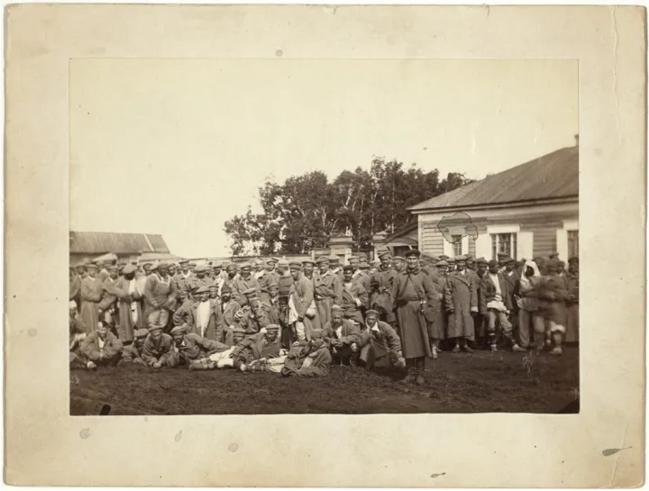 Group of convicts ready to embark on a prison barge, Tiumin (i.e., T i umen)̦ LCCN99615457