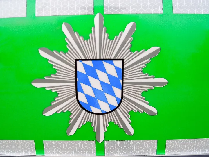 Bavarian State Police Star on police car green-silver.JPG