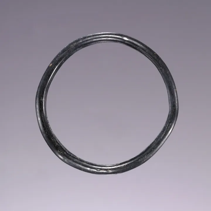 Simple elegant black circular ring
