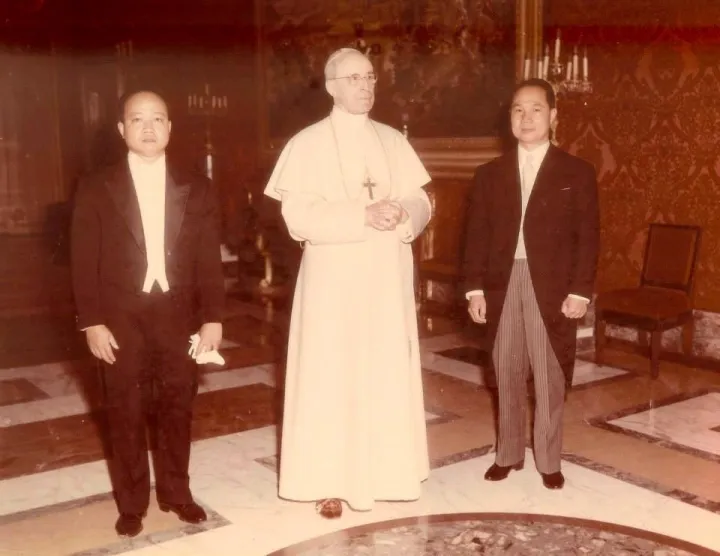 Nguyễn Dương Đôn with Pope Pius XII