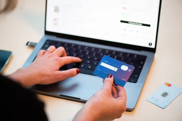 Shopping online with bank card