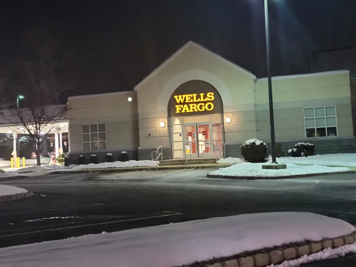 Wells Fargo Building - Warren