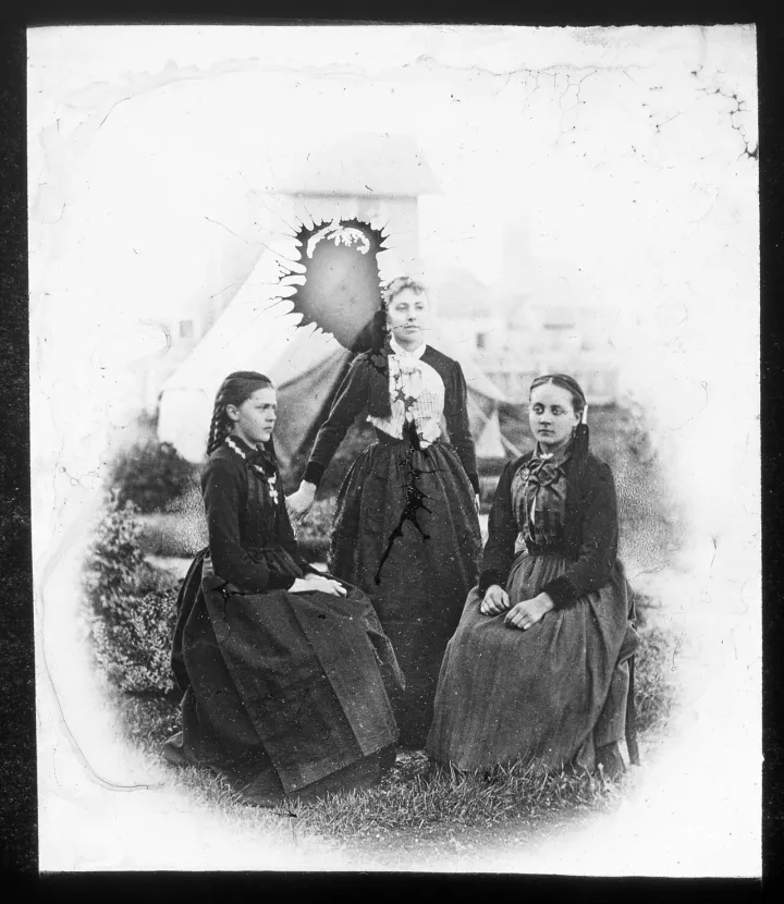 Feroe, Islande, Jan Mayen. (Trois jeunes femmes islandaises) - (mission) Rabot ; (photographie) Rabot ; (reprod. par) Molteni (pour la conférence donnée par) Ra