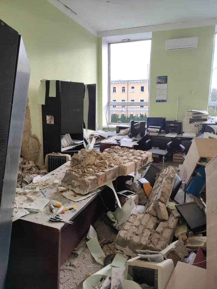 Building of Ministry of Education and Science of Ukraine after Russian rocket strikes on Kyiv, 2022-10-10