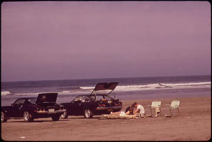 ON THIS BEACH CARS ARE RESTRICTED TO ONE AREA. ON MOST OTHER WASHINGTON BEACHES, MOTORISTS CAN DRIVE ANYWHERE - NARA - 545237