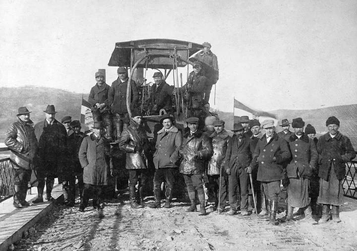 Tableau, bridge, men, work, road roller, flag, winter Fortepan 11854