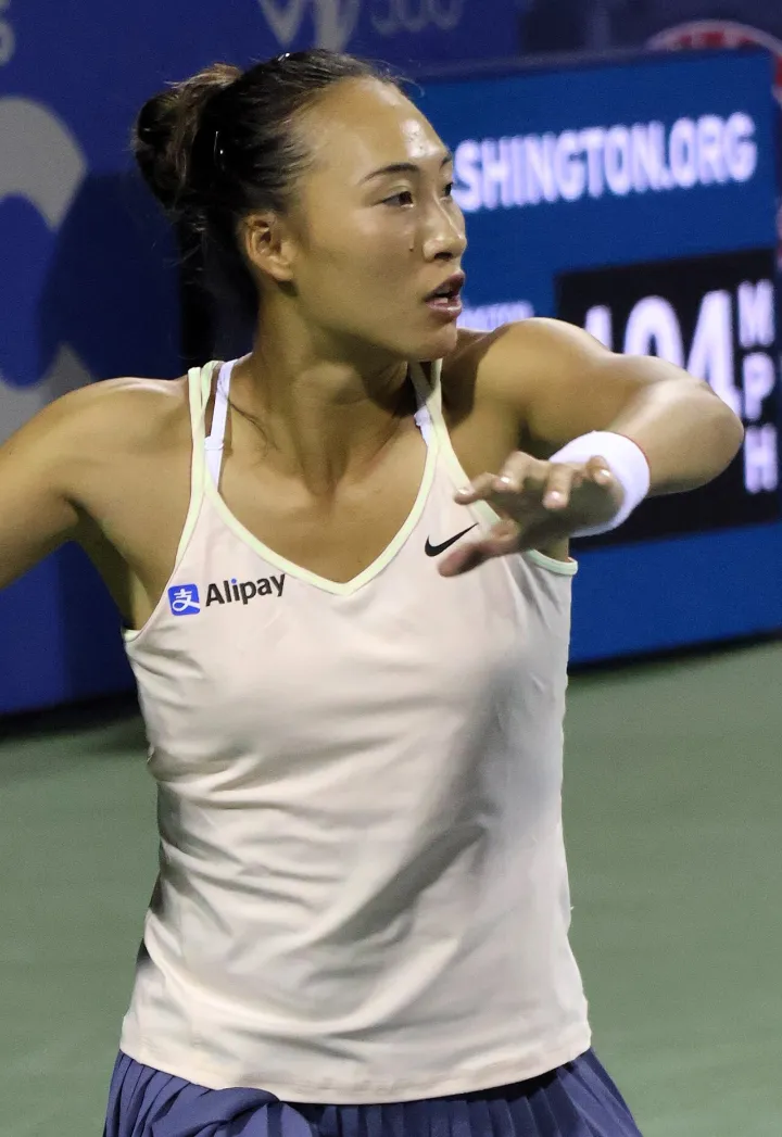 Zheng Qinwen (2023 DC Open) 06 (cropped)