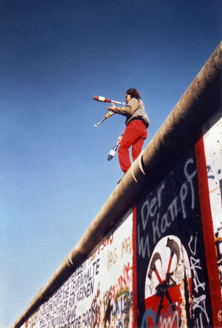 Juggling on the Berlin Wall 1a