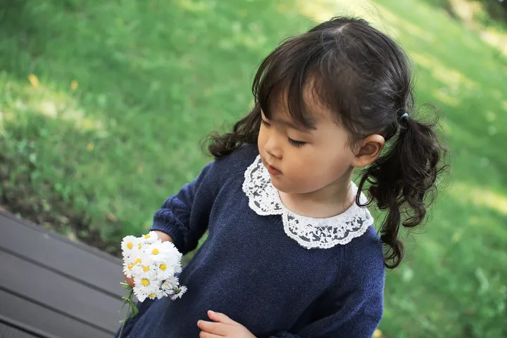 SAKIKO picks a pretty flower. (42205440455)