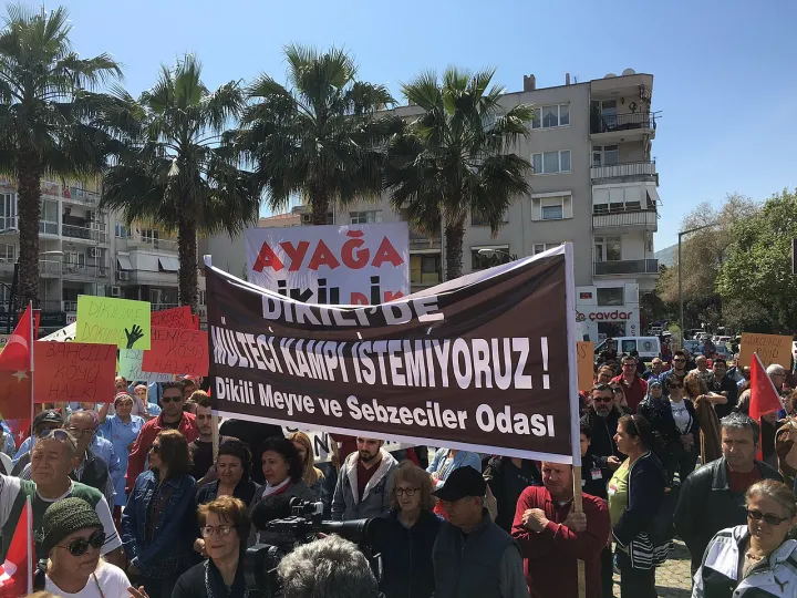 Protests in Dikili against migrants deported back to Turkey from Greece, 2 April 2016