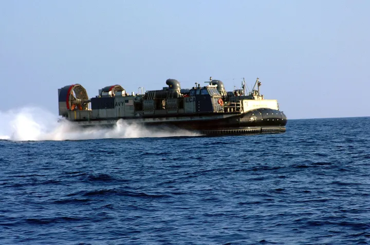 US Navy 020916-N-0401E-006 31st MEU hits to the beach aboard an LCAC
