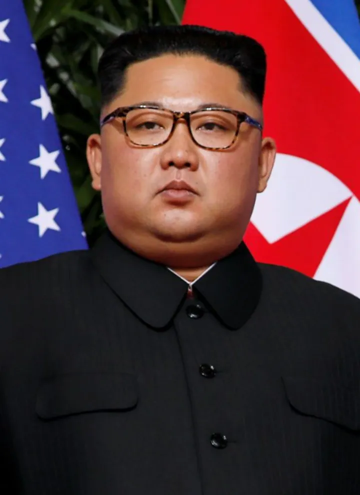 Kim and Trump standing next to each other (cropped)