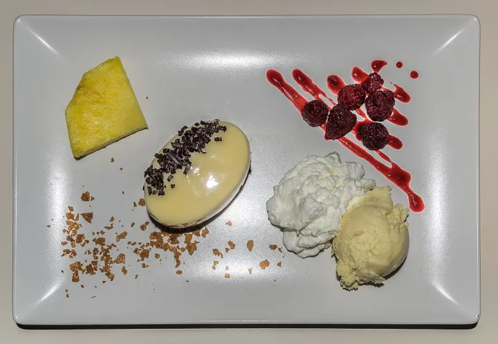 Apricot dessert and its garnish