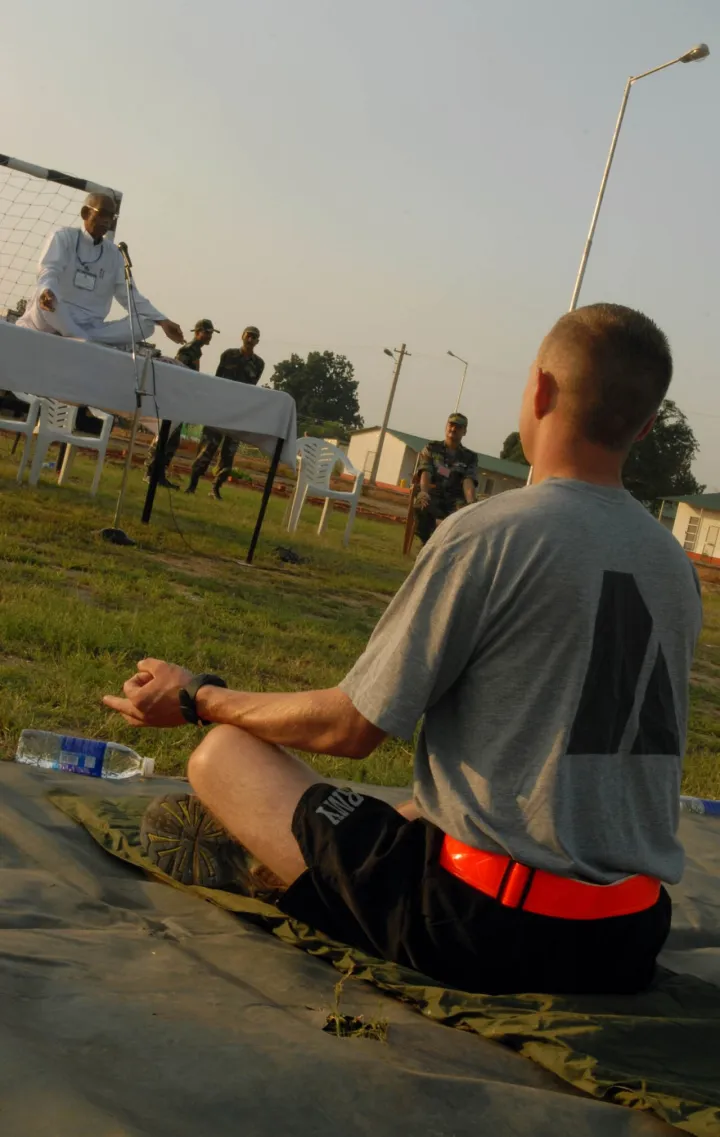 Flickr - The U.S. Army - Yoga with Indian soldiers