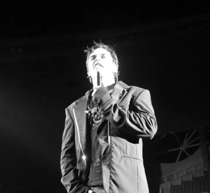 Robbie Williams in concert black and white