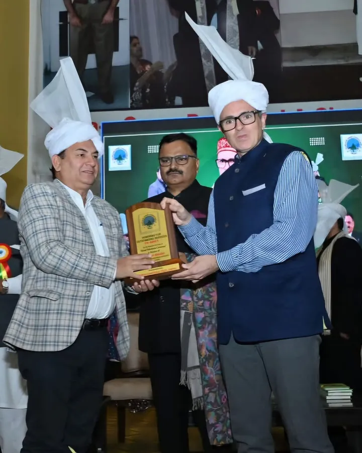 Chief minster omar abdullah GIVING AWARD