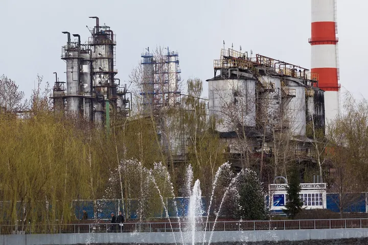 Moscow Oil Refinery, 2012 04
