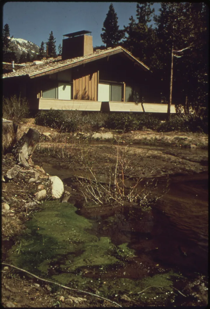 SILT RUNOFF FROM CONSTRUCTION SITES, CAUSING CHEMICAL IMBALANCE AND THE GROWTH OF ALGAE. (FROM THE DOCUMERICA-1... - NARA - 552986.tif