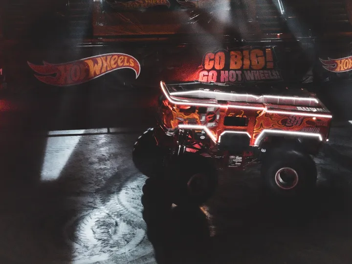 HOT WHEELS MONSTER TRUCKS LIVE GLOW-N-FIRE 04