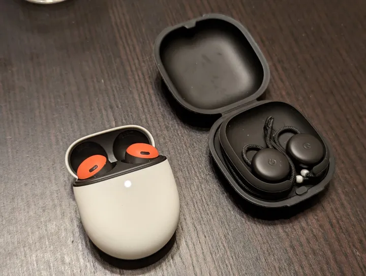 Pixel Buds Pro & 2017, open cases