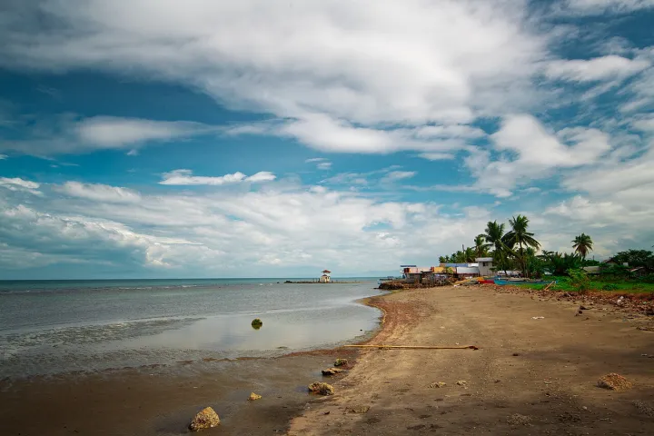 Between Shore and Sea