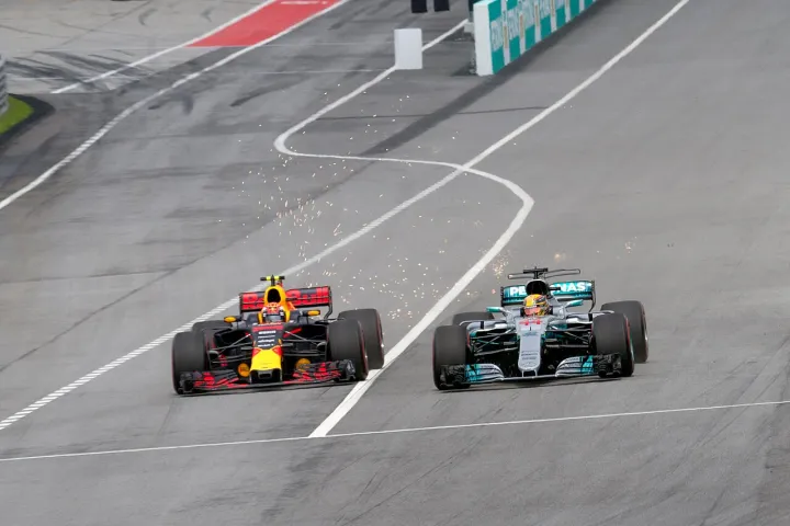 Max Verstappen overtaking Lewis Hamilton 2017 Malaysia 1