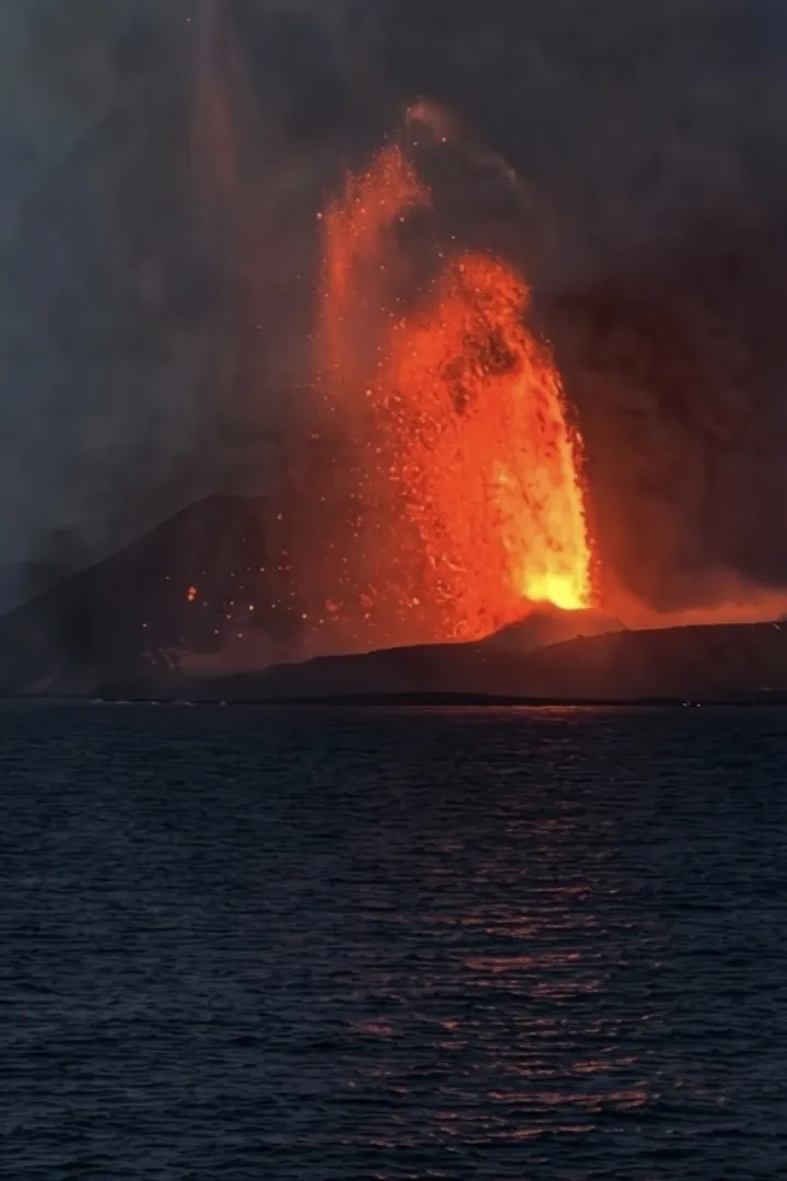 Mount Anak Krakatau continuous eruption and lava fountain, 5 September 2026