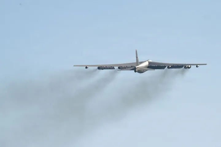 Lancer and Stratofortress Bombers depart for conditioning flight (9668955)