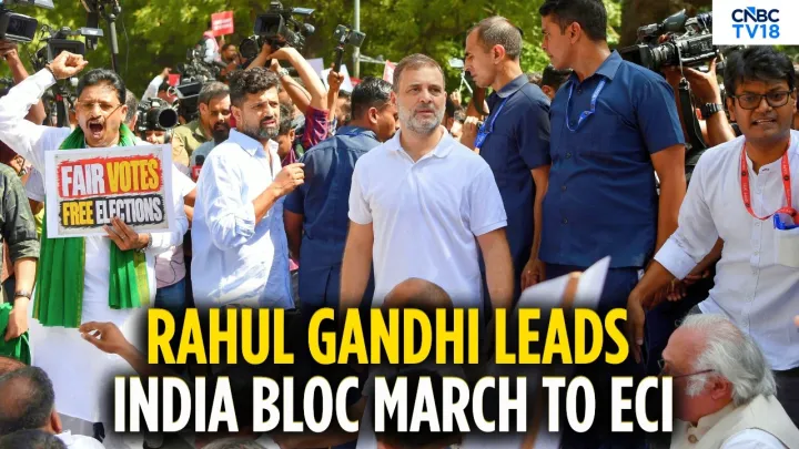 Rahul Gandhi, Priyanka Gandhi Climb Barricade During Protest Against CEC Gyanesh Kumar | N18V