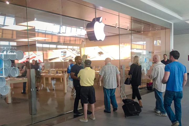 Apple store opens on iWatch day 2015 -06-10 jeh edited