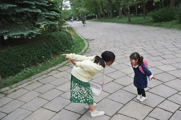 SAKURAKO and SAKIKO - Staring contest! (41974059174)