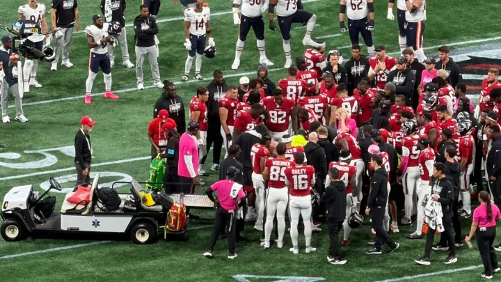🚨 Falcons rookie linebacker Kendal Daniels CARTED OFF the pitch after horrific injury vs Bears