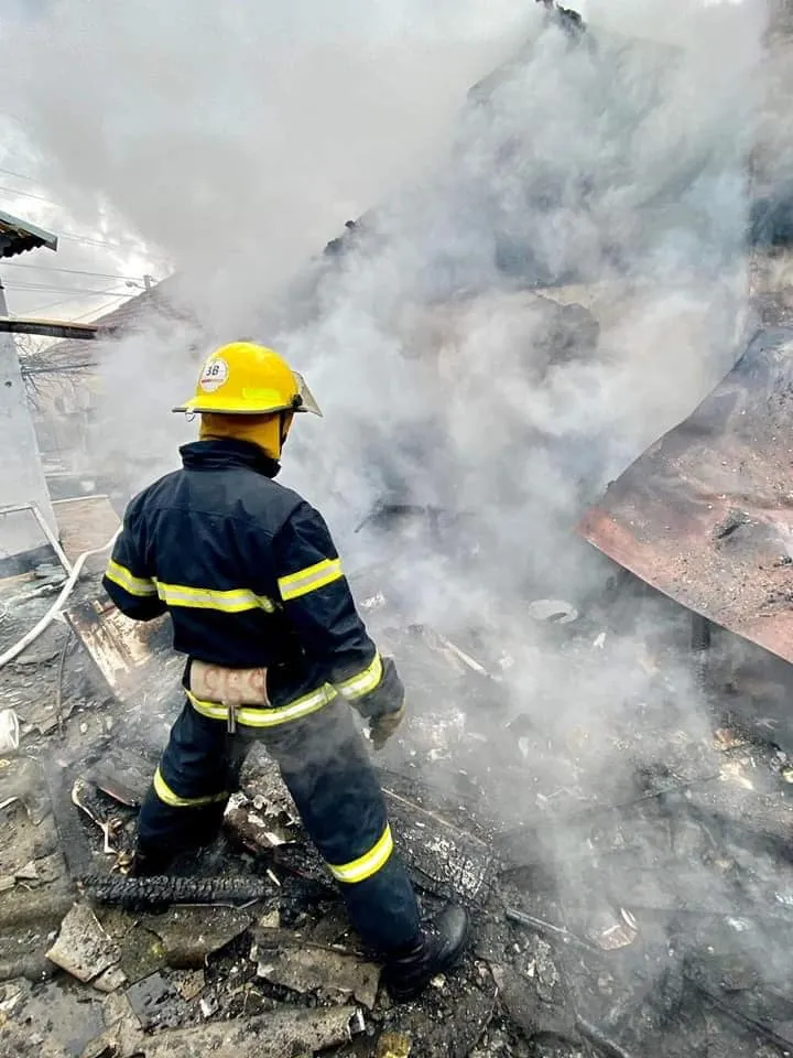 Ukrainian firefighters put out a fire in Mykolaiv caused by Russian attacks (1)