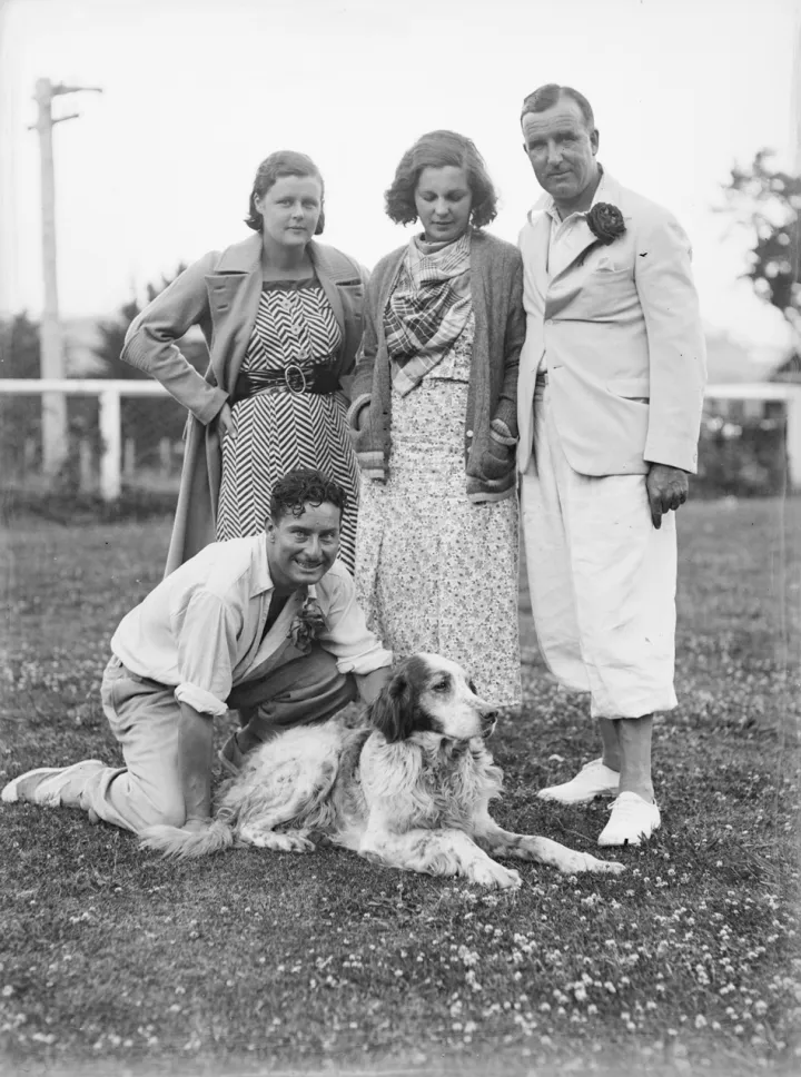 Group portrait with dog (AM 79424-1)