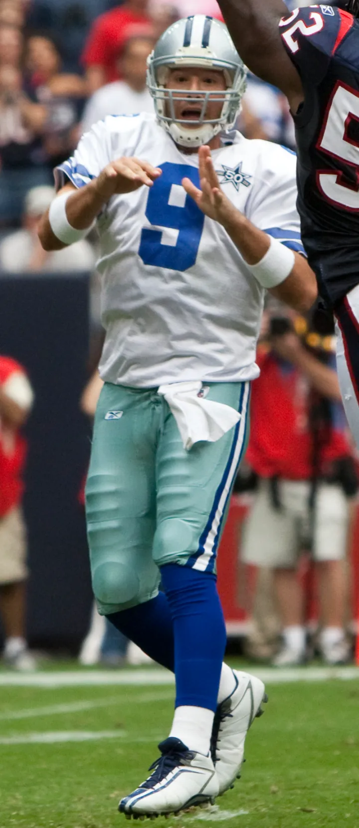 Tony Romo (cropped)