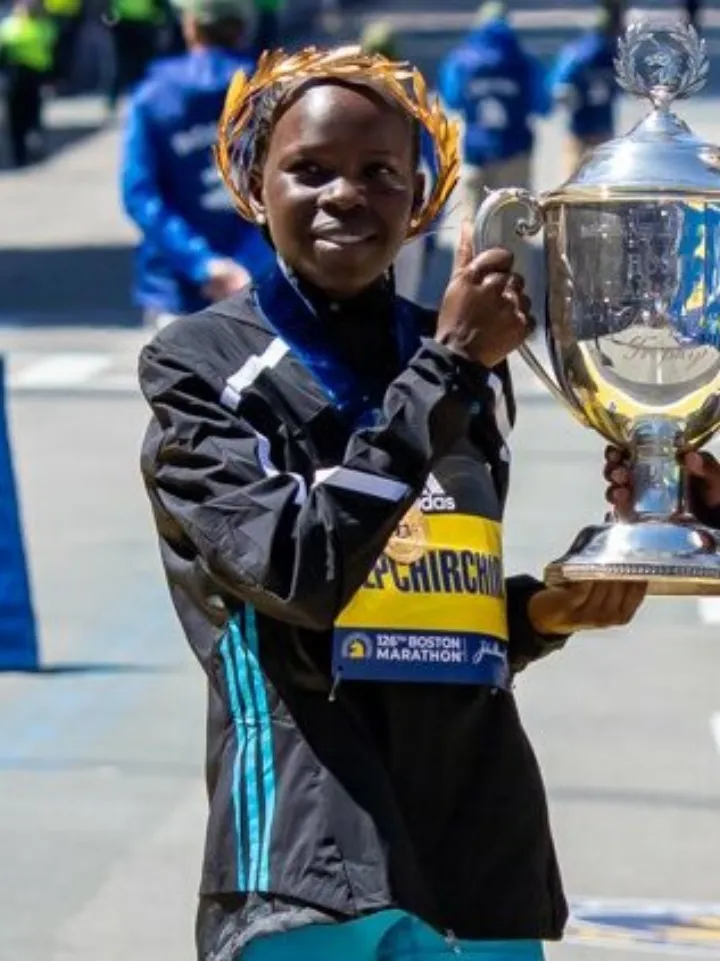 Peres Jepchirchir 2022 Boston Marathon (FQqGMd5XMAIpBwc) (1)