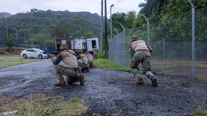 Panamanian security forces practice squad movements (8987386)